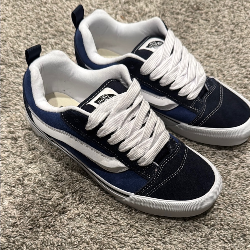 Vans unisex - Men's 7 - Women’s 8.5 Navy and White Sneakers
